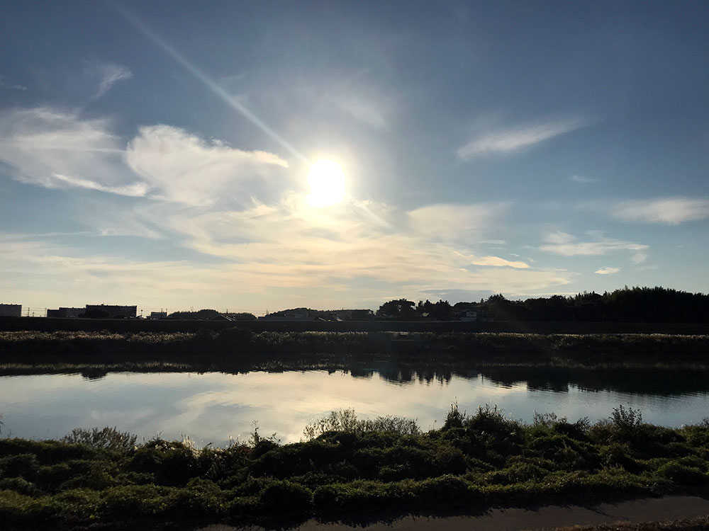 利根川と夕日